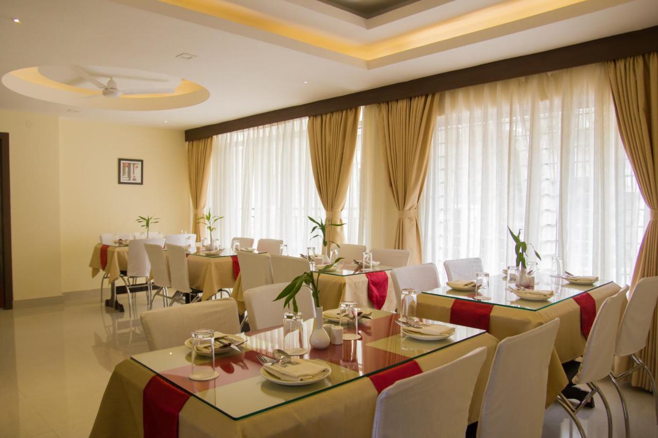 Hotel Park Riviera Guwahati Eksteriør bilde